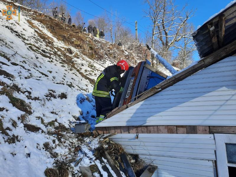 В Ивано-Франковской области автомобиль влетел в крышу дома поселка