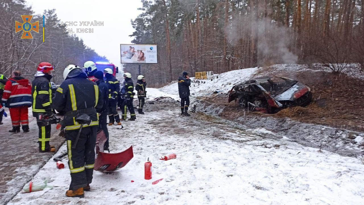 Пострадал ребенок: в Киеве на дороге сгорело авто