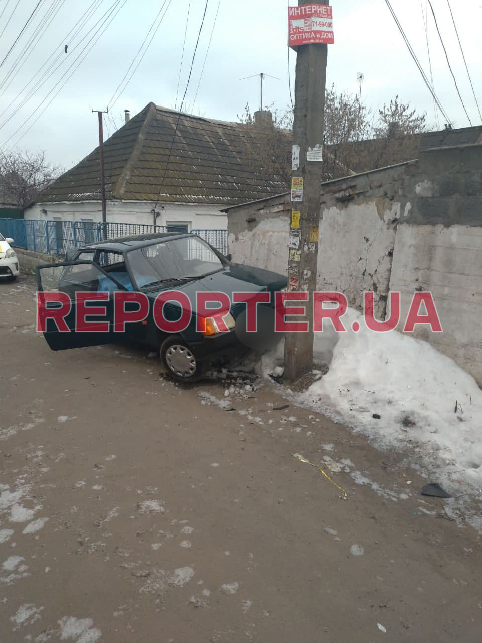 Влетел в столб: в Днепре мужчина умер за рулем