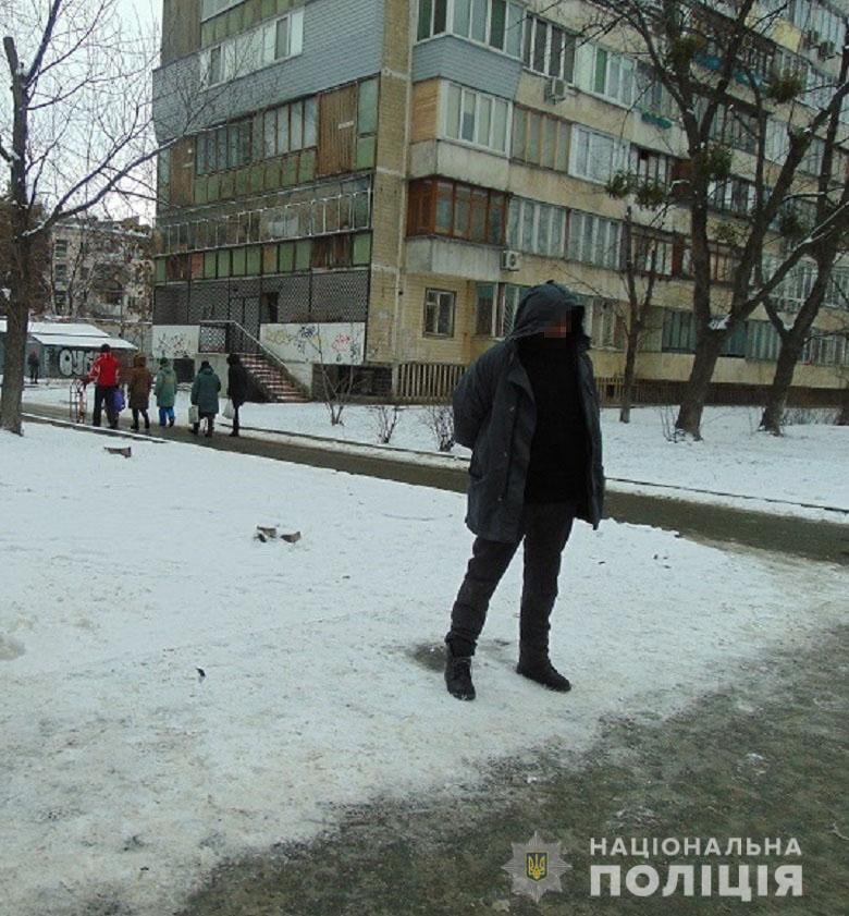 Испугался табуретки: в Киеве мужчина пытался ограбить кафе, но убежал