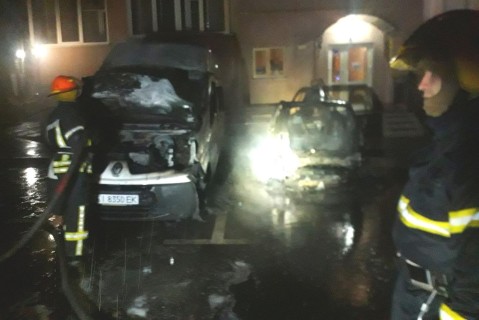В Киевской области у дома вспыхнули три автомобиля