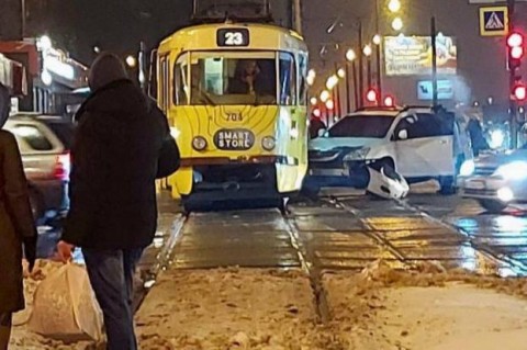 В Харькове внедорожник влетел в трамвай