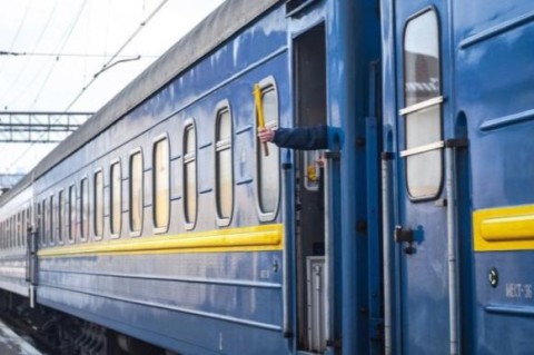 Спасалась от одного, а попала под другой: в Сумской области поезд сбил пенсионерку
