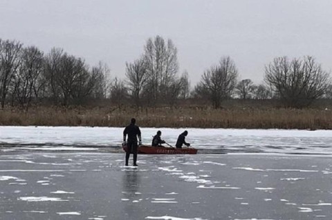 Чудом спаслись: в Днепропетровской области двое детей провалились под лед