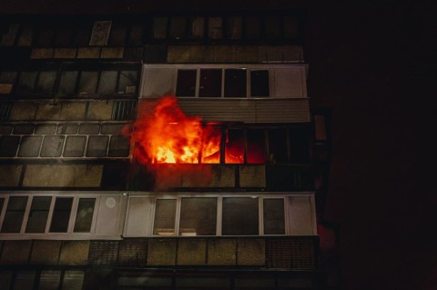 В Киеве горела квартира: мужчина выпал из окна