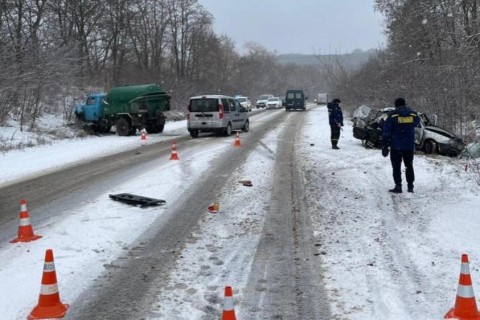 Трое погибших: под Винницей грузовик влетел в легковушку