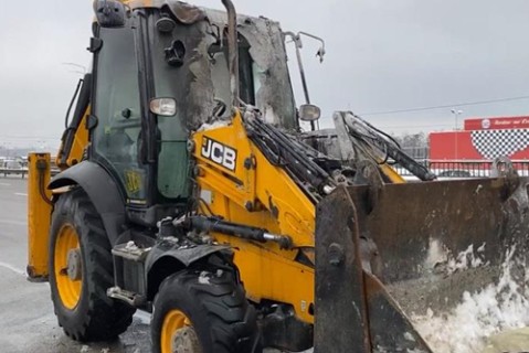 В Киеве во время уборки снега загорелся трактор