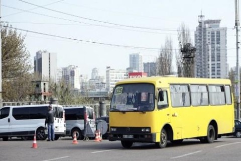 В Киеве провалился асфальт: движение транспорта изменили