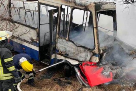 Под Днепром столкновение автобуса и легковушки закончилось пожаром: есть жертва
