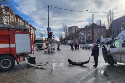 В Запорожье маршрутка врезалась в пожарную машину