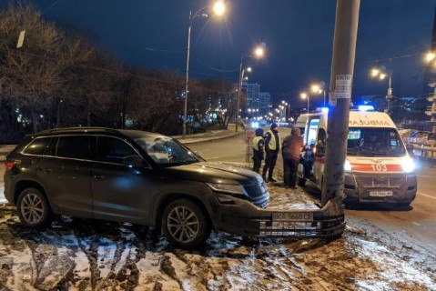 В Киеве беременная женщина на внедорожнике влетела в столб