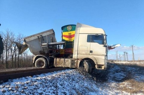 ДТП в Николаевской области: маневровый поезд протаранил грузовой автомобиль