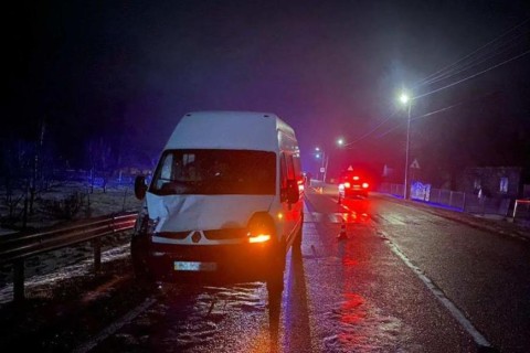 Во Львовской области мужчина погиб под колесами микроавтобуса