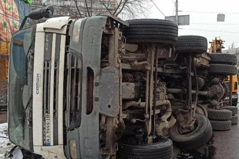 В Киеве на проезжей части перевернулся грузовик с металлоломом