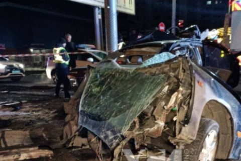 В Одессе машина влетела в столб, который ее располовинил: есть погибшие