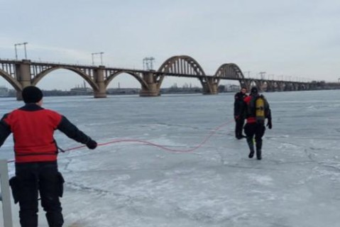 В Днепре двое подростков провалились под лед: один из них утонул