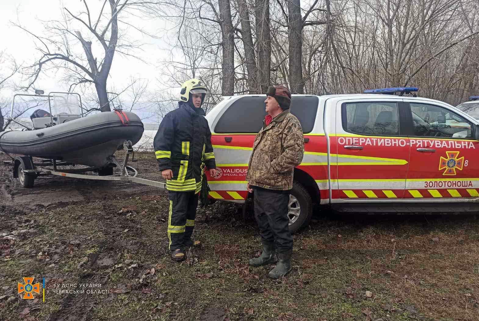 В Черкасской области откололась льдина с 200 рыбаками