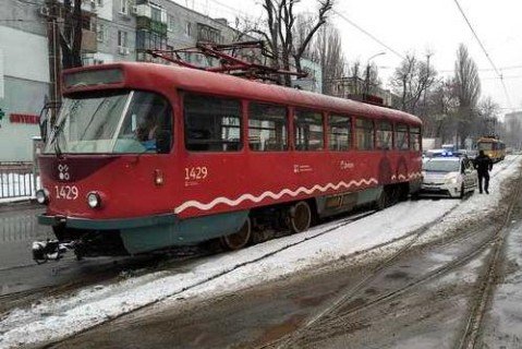 Всмятку: в Днепре полицейский автомобиль влетел в трамвай