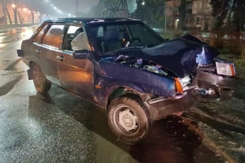 Был пьян: в Запорожье водитель легковушки врезался в электроопору