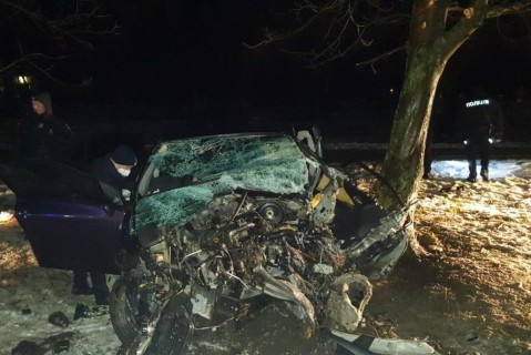 Есть погибший и пострадавшие: в Донецкой области водитель влетел в рекламный щит