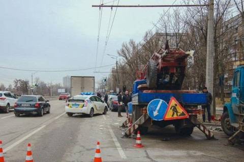 Не рассчитал габариты : в Днепре грузовик протаранил автовышку с рабочими