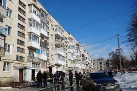 В Тернополе возле многоэтажного дома обнаружили мужчину