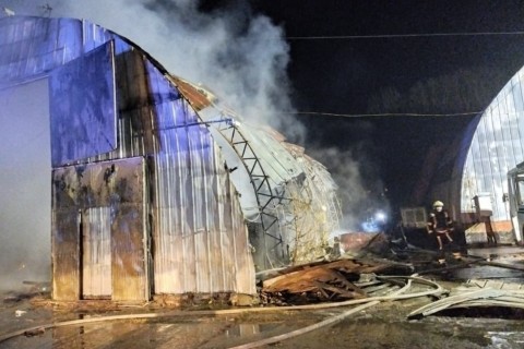 Тушили 44 пожарных: под Киевом горел мебельный склад
