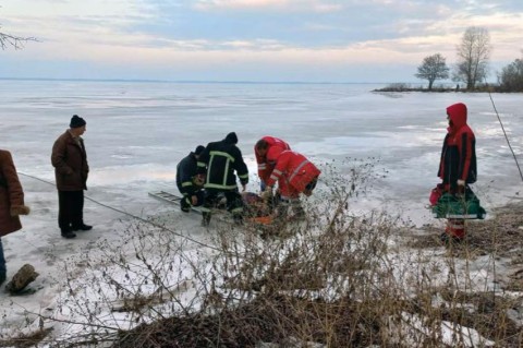 Есть погибшие: под Днепром рыбаки провалились под лед