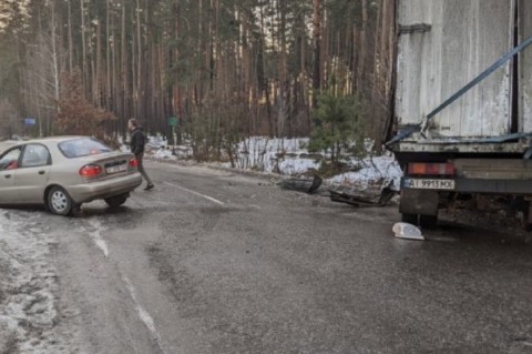 Под Киевом грузовик снес легковушку