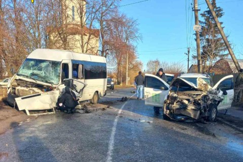 Пострадали семь пассажиров: в Киевской области легковушка врезалась в маршрутку