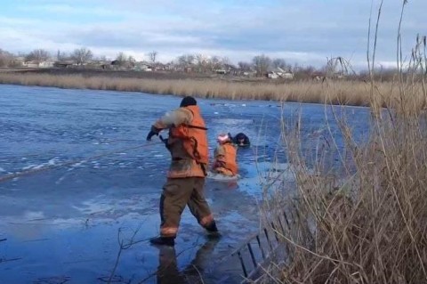 Провалились под лед: в Кировоградской области спасли троих рыбаков