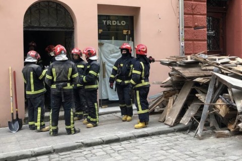 В центре Львова рухнула лестничная клетка жилого дома